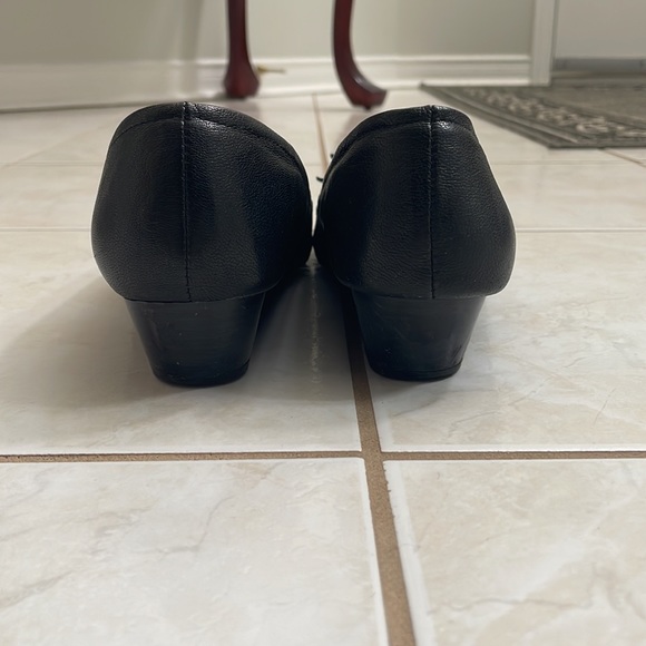 Kenneth Cole Reaction Black leather Demi Wedge with Floral appliqué brooch - Picture 8 of 11